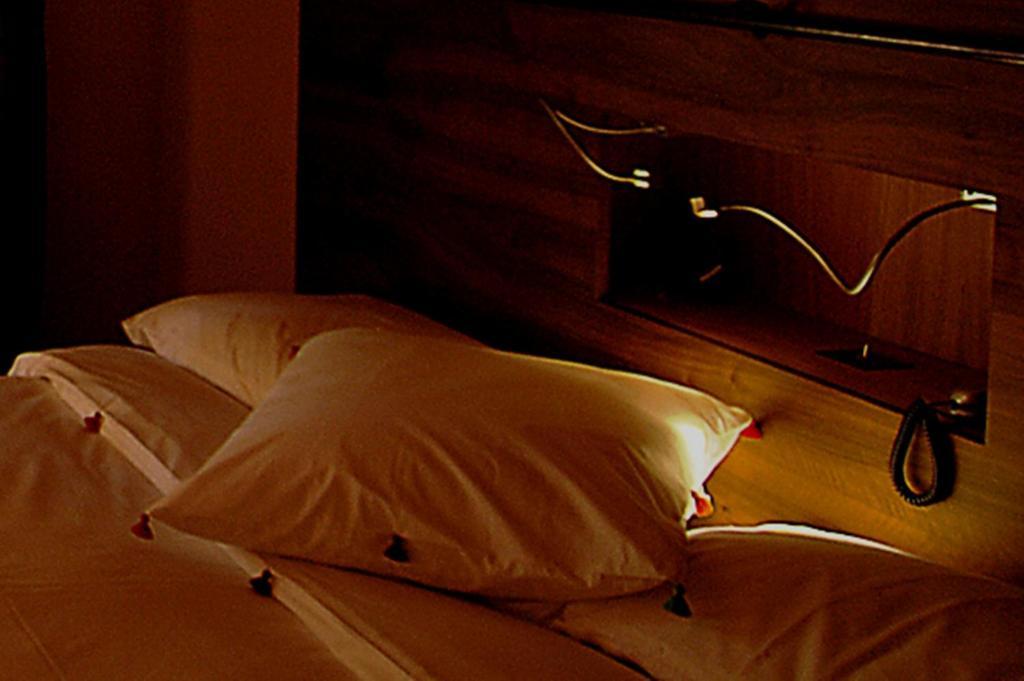 Chateau Le Rosey Hotel Nyon Room photo
